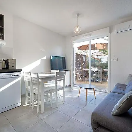 Bright 4 Ppl, Garden, Close To The Sea